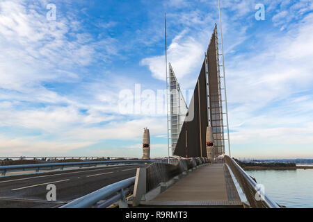 Poole, Dorset, UK. 27 décembre 2018. Poole's structure, double voiles pont, le premier pont de ce type à être construit dans le monde, un double pont basculant à feuilles, a été assailli de problèmes depuis son ouverture en 2012. Les voiles restent en place et la route fermée, de sorte que ceux qui envisagent de voyager entre Poole et Hamworthy/Upton ont à utiliser le vieux pont ou conduire le détour. Credit : Carolyn Jenkins/Alamy Live News Banque D'Images