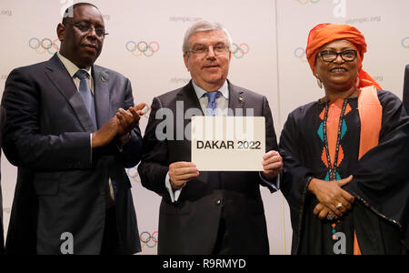 (181227) -- BEIJING, 27 décembre 2018 (Xinhua) -- Photo prise le 8 octobre 2018 affiche Président du Comité International Olympique (CIO) Thomas Bach (C) montrant une carte avec le Président sénégalais Macky Sall (L) et le maire de Dakar au cours de l'El Soham Wardini 133e Session du CIO à Buenos Aires, capitale de l'Argentine. L'Afrique se félicite de la première épreuve olympique du continent comme capitale sénégalaise Dakar a été choisie par le Comité International Olympique comme l'hôte pour les Jeux Olympiques d'été de la Jeunesse 2022 à la 133e Session du CIO le 8 octobre. D'ici là, l'événement olympique se sera tenue sur les six perman Banque D'Images