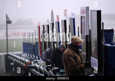 Hippodrome de Kempton Park, Sunbury-on-Thames, Royaume-Uni. Dec 27, 2018. 32Red Winter Festival courses de chevaux, jour 2 ; des bookmakers à Kempton Park Racecourse soyez prêt pour l'Action : Crédit parieurs Plus Sport/Alamy Live News Banque D'Images