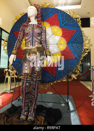 Manille, Philippines. 18 mars, 2012. Miss Univers 2018 Catriona Gray's Costume National ensemble avec le Jearson Demavivas ruméko conçu par, avec l'équipe d'artistes, designers et un expert historique. Credit : Josefiel Rivera SOPA/Images/ZUMA/Alamy Fil Live News Banque D'Images