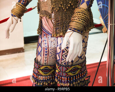 Manille, Philippines. 18 mars, 2012. Le costume national des conceptions complexes tels que les brassards et accessoires en perles, le costume rend hommage aux 3 principaux groupes d'îles aux Philippines comme Luzon, Visayas et Mindanao. Credit : Josefiel Rivera SOPA/Images/ZUMA/Alamy Fil Live News Banque D'Images