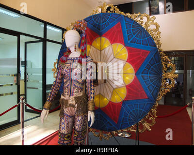 Manille, Philippines. 18 mars, 2012. Miss Univers 2018 Catriona Gray's Costume National ensemble avec le Jearson Demavivas ruméko conçu par, avec l'équipe d'artistes, designers et un expert historique. Credit : Josefiel Rivera SOPA/Images/ZUMA/Alamy Fil Live News Banque D'Images