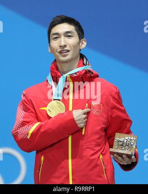 (181228) -- BEIJING, 28 décembre 2018 (Xinhua) -- File photo prise le 23 février 2018 montre d'or olympique de la Chine Wu Dajing pose pour des photos au cours d'une cérémonie de remise de médailles de men's 500m de patinage de vitesse courte piste à l'occasion des Jeux Olympiques d'hiver de PyeongChang 2018 Médaille au Plaza, PyeongChang, Corée du Sud. Wu, 24 ans, a battu le record du monde deux fois pour gagner la seule médaille d'or au 500m de patinage de vitesse sur courte piste aux Jeux Olympiques d'hiver de PyeongChang au. C'était la Chine sa première médaille d'or dans un sport de glace individuelle masculine. Mot de l'ISU Courte piste coupe à Salt Lake City, il a terminé premier en 39,505 secondes et rafraîchie h Banque D'Images