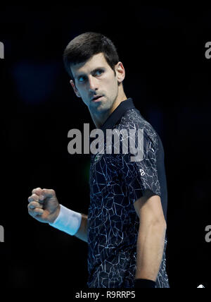 (181228) -- BEIJING, 28 décembre 2018 (Xinhua) -- File photo prise le 17 novembre 2018 montre Novak Djokovic de Serbie réagit au cours de la demi-finale des célibataires contre Kevin Anderson, de l'Afrique du Sud au cours de la 2018 Nitto ATP World Tour Finals à Londres, Grande-Bretagne. Après son retour de blessure, le 31-year-old Djokovic a remporté deux Grand Chelem à l'Open d'Australie et l'US Open et son premier championnat Masters de Cincinnati, l'exécution d'une maîtrise d'or en carrière par l'ensachage tous les neuf trophées Masters ATP 1000s. Il a terminé la saison en tant qu'ATP World n°1, devenant le premier joueur à revenir à la gloire après avoir finis Banque D'Images