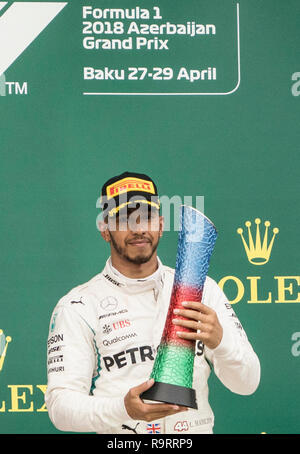 Beijing, Chine. Apr 29, 2018. Photo prise le 29 avril 2018 montre Mercedes Lewis Hamilton de la Grande-Bretagne célèbre avec son trophée sur le podium lors de la cérémonie pour l'Azerbaïdjan la Formule Un Grand Prix de Bakou, Azerbaïdjan. Les 33 ans, Hamilton a gagné 11 titres de Grand Prix et a affirmé son cinquième Championnat du monde de Formule Un, se joindre à Juan Manuel Fangio (5) et Michael Schumacher (7), car les chauffeurs d'au moins cinq titres de champion du monde. Credit : Wu Zhuang/Xinhua/Alamy Live News Banque D'Images