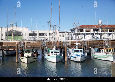 San Francisco, USA. Dec 27, 2018. Les petits bateaux dans le port par Fisherman's Wharf à San Francisco. Credit : Keith Larby/Alamy Live News Banque D'Images