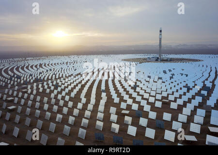 Dunhuang. Dec 26, 2018. Photo aérienne prise le 26 décembre 2018 montre une partie d'un sel en fusion centrale thermique solaire à Dunhuang, nord-ouest de la Chine, la province du Gansu. Le projet des 100 mégawatts d'énergie solaire à sel fondu centrales solaires à concentration (CSP) Plante, capable de fournir une alimentation électrique ininterrompue de 24 heures, s'est terminé le jeudi. Ventilateur/Peishen Crédit : Xinhua/Alamy Live News Banque D'Images
