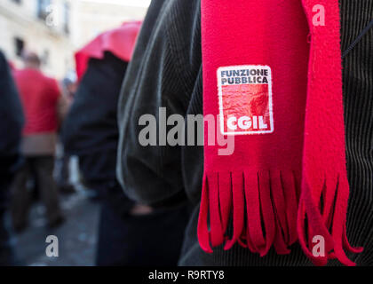 Rome, Italie. 28 Dec, 2018. Rome, Italie Piazza Santi Apostoli. Manifestation contre la retraite la manœuvre économique du gouvernement. Les retraités de protestation contre les décisions du gouvernement. Credit : LaPresse/Alamy Live News Banque D'Images