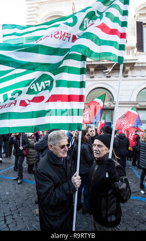 Rome, Italie. 28 Dec, 2018. Rome, Italie Piazza Santi Apostoli. Manifestation contre la retraite la manœuvre économique du gouvernement. Les retraités de protestation contre les décisions du gouvernement. Credit : LaPresse/Alamy Live News Banque D'Images