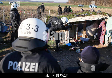 Hambach, Allemagne. 28 Dec, 2018. La recherche des policiers soi-disant pré camp. Après plusieurs incidents à la forêt de Hambach, la police a fouillé la soi-disant pré camp des opposants de lignite sur 28.12.2018. Un porte-parole de la police à Aix-la-Chapelle a dit que la recherche était sur des cocktails Molotov ou coupe-boulons ainsi que pour les moyens d'assembler des dispositifs incendiaires. (Dpa 'Razzia à la forêt de Hambach après les incidents de Noël' du 28.12.2018) Crédit : David Young/dpa/Alamy Live News Banque D'Images