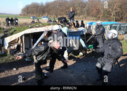 Hambach, Allemagne. 28 Dec, 2018. La recherche des policiers soi-disant pré camp. Après plusieurs incidents à la forêt de Hambach, la police a fouillé la soi-disant pré camp des opposants de lignite sur 28.12.2018. Un porte-parole de la police à Aix-la-Chapelle a dit que la recherche était sur des cocktails Molotov ou coupe-boulons ainsi que pour les moyens d'assembler des dispositifs incendiaires. (Dpa 'Razzia à la forêt de Hambach après les incidents de Noël' du 28.12.2018) Crédit : David Young/dpa/Alamy Live News Banque D'Images