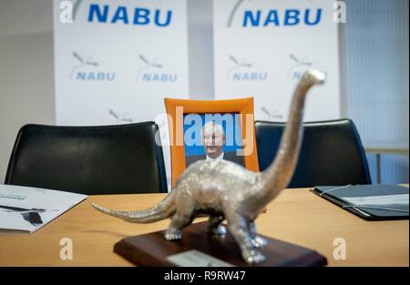 Berlin, Allemagne. 28 Dec, 2018. Une photo et le 'Dinosaur de l'année 2018' trophy pour RWE CHEF R. M. Schmitz peut être vu dans les chambres de l'Union pour la conservation de la Nature (Nabu). La raison donnée pour le prix a été négative que Schmitz insiste tant sur l'effacement de la forêt de Hambach pour la mine de lignite à ciel ouvert, il y avait de plus de plus en plus polarisé le débat passionné sur la protection du climat. Credit : Kay Nietfeld/dpa/Alamy Live News Banque D'Images