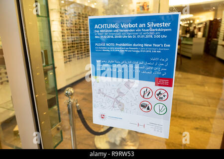 Hanovre, Allemagne. 28 Dec, 2018. À l'entrée d'un magasin il y a une affiche pour informer sur les zones du centre-ville, où la police a interdit l'artifice. Une nouvelle interdiction d'artifice dans le centre-ville de Hanovre est destiné à prévenir la veille du Nouvel An de sortir de la main. Dans d'autres villes en Basse-saxe ces interdictions sont en place depuis un certain temps. Crédit : Peter Steffen/dpa/Alamy Live News Banque D'Images