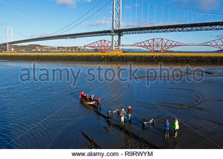 South Queensferry, Royaume-Uni. 28 Décembre, 2018. Beau temps sur South Queensferry avec le Pont du Forth. Credit : Craig Brown/Alamy Live News Banque D'Images