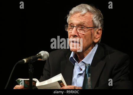 Berlin, Allemagne. 08 juillet, 2015. L'écrivain israélien Amos Oz lit à partir de son livre 'Judas' lors de la remise de la documentation internationale Prix de la Maison des Cultures du Monde. Oz est décédé à l'âge de 79 ans. Son petit-fils N. Salzberger a confirmé cela à l'agence de presse allemande sur 28.12.2018. Credit : Stephanie Pilick/dpa/Alamy Live News Banque D'Images