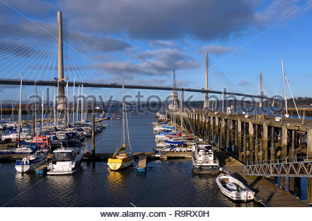 South Queensferry, Royaume-Uni. 28 Décembre, 2018. Beau temps sur le port Edgar Marina, South Queensferry avec le Queensferry Crossing. Credit : Craig Brown/Alamy Live News Banque D'Images