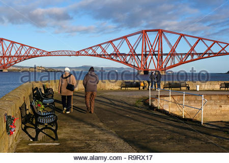 South Queensferry, Royaume-Uni. 28 Décembre, 2018. Les personnes bénéficiant du beau temps plus de South Queensferry avec le Pont du Forth. Credit : Craig Brown/Alamy Live News Banque D'Images