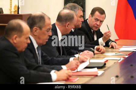 Moscou, Russie. 28 Dec 2018. Le Premier ministre russe Dmitri Medvedev, à droite, discute avec le secrétaire du Conseil de sécurité Nikolai Patrushev, centre, avant le début de la réunion du Conseil de sécurité russe pour discuter de la situation en Syrie au Kremlin, le 28 décembre 2018 à Moscou, Russie. Credit : Planetpix/Alamy Live News Banque D'Images