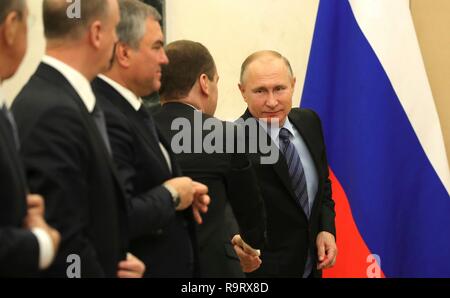 Moscou, Russie. 28 Dec 2018. Le président russe Vladimir Poutine, droite, accueille le premier ministre Dmitri Medvedev, avant le début de la réunion du Conseil de sécurité russe pour discuter de la situation en Syrie au Kremlin, le 28 décembre 2018 à Moscou, Russie. Credit : Planetpix/Alamy Live News Banque D'Images