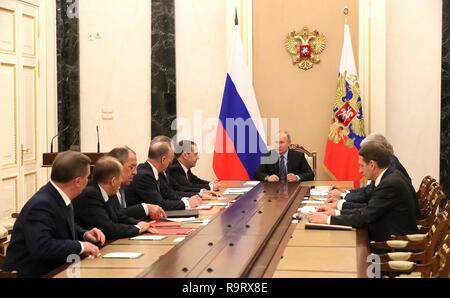 Moscou, Russie. 28 Dec 2018. Le président russe Vladimir Poutine, centre, préside une réunion du Conseil de sécurité pour examiner la situation en Syrie au Kremlin, le 28 décembre 2018 à Moscou, Russie. Credit : Planetpix/Alamy Live News Banque D'Images