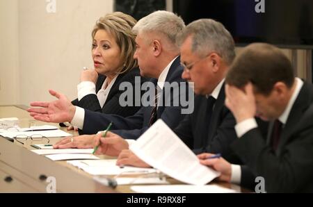 Moscou, Russie. 28 Dec 2018. Président du Conseil de la Fédération de Russie Valentina Matviyenko, gauche, avant le début de la réunion du Conseil de sécurité russe pour discuter de la situation en Syrie au Kremlin, le 28 décembre 2018 à Moscou, Russie. Credit : Planetpix/Alamy Live News Banque D'Images