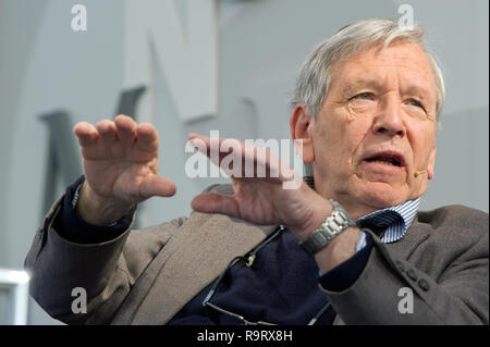 Leipzig, Allemagne. 14Th Mar, 2013. L'écrivain israélien Amos Oz présente son nouveau livre 'entre amis' au canapé bleu cas de la Foire du livre de Leipzig à Leipzig, Allemagne, 14 mars 2013. Crédit : Marc Nrit |/dpa/Alamy Live News Banque D'Images