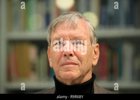 Düsseldorf, Allemagne. Dec 12, 2008. L'auteur israélien Amos Oz, représenté à l'Institut Heinrich Heine à Düsseldorf, Allemagne, 12 décembre 2008. Le premier non-Européen lauréat, Oz sera décerné le prix Heine - doté de 50 000 euros - le 13 décembre. Le Heine Prix est l'un des plus prestigiouos la littérature et les gens ?s prix en Allemagne. Crédit : ROLF VENNENBERND | dans le monde d'utilisation/dpa/Alamy Live News Banque D'Images