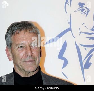 (Afp) - L'auteur israélien Amos Oz en photo lors de la remise des prix du prix de littérature le quotidien allemand 'Die Welt' chez Axel Springer Publishing House à Berlin, 12 novembre 2004. Dans l'arrière-plan d'un portrait de l'un des fondateurs, Willy Haas. Oz a été honoré avec le prix pour sa réalisation à vie ainsi que pour son roman autobiographique "Une histoire d'amour et de ténèbres". Dans le monde d'utilisation | Banque D'Images