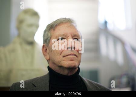 Düsseldorf, Allemagne. Dec 12, 2008. L'auteur israélien Amos Oz, représenté à l'Institut Heinrich Heine à Düsseldorf, Allemagne, 12 décembre 2008. Le premier non-Européen lauréat, Oz sera décerné le prix Heine - doté de 50 000 euros - le 13 décembre. Le Heine Prix est l'un des plus prestigiouos la littérature et les gens ?s prix en Allemagne. Crédit : ROLF VENNENBERND | dans le monde d'utilisation/dpa/Alamy Live News Banque D'Images