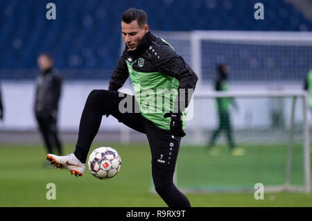 Hanovre, Allemagne. 28 Dec, 2018. Hanover's Edgar Prib est la formation dans le stade au début de Hanovre 96. Hannover 96 commence le vendredi en prévision de la deuxième moitié de la Bundesliga. Après le club, qui a été menacée de relégation, a terminé la première moitié série avec seulement 11 points sur la 17ème place, l'entraîneur Andre Breitenreiter annulé les vacances de Noël en six jours. Crédit : Peter Steffen/dpa/Alamy Live News Banque D'Images