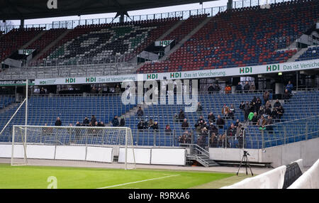 Hanovre, Allemagne. 28 Dec, 2018. Certains fans regarder le début de la formation de la Hannover 96 dans le stade. Hannover 96 commence le vendredi en prévision de la deuxième moitié de la Bundesliga. Après le club, qui a été menacée de relégation, a terminé la première moitié série avec seulement 11 points sur la 17ème place, l'entraîneur Andre Breitenreiter annulé les vacances de Noël en six jours. Crédit : Peter Steffen/dpa/Alamy Live News Banque D'Images