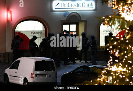 Pribram, République tchèque. 28 Dec, 2018. La police tchèque a arrêté l'homme qui a pris huit personnes en otage dans la banque Unicredit à Pribram, en République tchèque, le 28 décembre 2018. Tous les otages sont sains et saufs et personne n'a été blessé durant l'intervention de la police. La banque de hold-up a été signalé autour de 14:30 et l'opération policière s'est terminée après une unité de police anti-émeute d'assaut la banque mondiale autour de 17:00 et pris l'homme qui était armé d'une arme de poing. L'homme armé a pris deux employés de la banque et sept personnes en otage. Photo : CTK Vit Simanek/Photo/Alamy Live News Banque D'Images