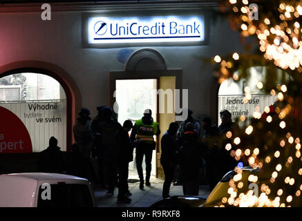 Pribram, République tchèque. 28 Dec, 2018. La police tchèque a arrêté l'homme qui a pris huit personnes en otage dans la banque Unicredit à Pribram, en République tchèque, le 28 décembre 2018. Tous les otages sont sains et saufs et personne n'a été blessé durant l'intervention de la police. La banque de hold-up a été signalé autour de 14:30 et l'opération policière s'est terminée après une unité de police anti-émeute d'assaut la banque mondiale autour de 17:00 et pris l'homme qui était armé d'une arme de poing. L'homme armé a pris deux employés de la banque et sept personnes en otage. Photo : CTK Vit Simanek/Photo/Alamy Live News Banque D'Images