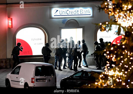 Pribram, République tchèque. 28 Dec, 2018. La police tchèque a arrêté l'homme qui a pris huit personnes en otage dans la banque Unicredit à Pribram, en République tchèque, le 28 décembre 2018. Tous les otages sont sains et saufs et personne n'a été blessé durant l'intervention de la police. La banque de hold-up a été signalé autour de 14:30 et l'opération policière s'est terminée après une unité de police anti-émeute d'assaut la banque mondiale autour de 17:00 et pris l'homme qui était armé d'une arme de poing. L'homme armé a pris deux employés de la banque et sept personnes en otage. Photo : CTK Vit Simanek/Photo/Alamy Live News Banque D'Images