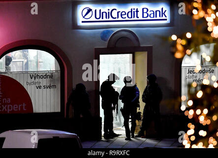 Pribram, République tchèque. 28 Dec, 2018. La police tchèque a arrêté l'homme qui a pris huit personnes en otage dans la banque Unicredit à Pribram, en République tchèque, le 28 décembre 2018. Tous les otages sont sains et saufs et personne n'a été blessé durant l'intervention de la police. La banque de hold-up a été signalé autour de 14:30 et l'opération policière s'est terminée après une unité de police anti-émeute d'assaut la banque mondiale autour de 17:00 et pris l'homme qui était armé d'une arme de poing. L'homme armé a pris deux employés de la banque et sept personnes en otage. Photo : CTK Vit Simanek/Photo/Alamy Live News Banque D'Images