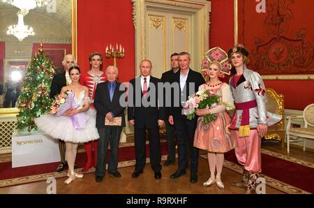 Le président russe Vladimir Poutine pose avec les membres de la compagnie de ballet du Bolchoï après une représentation de Casse-Noisette à l'assemblée annuelle de l'année gala au Théâtre Bolchoï, 27 décembre 2018 à Moscou, Russie. Banque D'Images