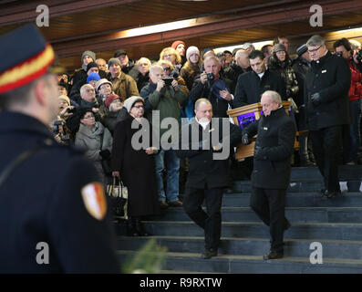 Katowice, Pologne. 28 Dec, 2018. Les funérailles du directeur de théâtre et du cinéma polonais Kazimierz Kutz. Credit : Damian Klamka/ZUMA/Alamy Fil Live News Banque D'Images