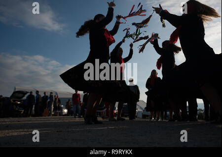 Malaga, Malaga, Espagne. 28 Dec, 2018. Des femmes habillées en costumes traditionnels vu danser dans la rue avant de prendre part à la 57e édition du concours de Danse Flamenco Verdiales à Malaga.Les Verdiales célébration est un important festival musical et culturel à Malaga du origine rurale, célébrée chaque année le 28 décembre pour la Toussaint d'imbéciles. Les participants de différents groupes musicaux, connu comme ''pandas'', d'effectuer par le chant et la danse dans un style de musique appelé ''flamenco Verdiales'' avec des instruments de musique, typique de la tradition populaire andalouse. (Crédit Image : © Jésus Merida/S Banque D'Images