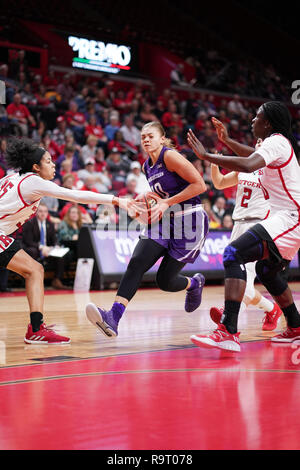 Piscataway, New Jersey, USA. 28 Dec, 2018. Le nord-ouest de garde Wildcats LINDSEY PULLIAM (10) disques durs pour le panier contre la Rutgers dans un jeu à la Rutgers Athletic Center. Crédit : Joel Plummer/ZUMA/Alamy Fil Live News Banque D'Images