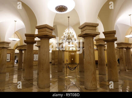 Washington, USA. 28 Dec, 2018. Photos prises le 28 décembre 2018 affiche vide dans le couloirs de la colline du Capitole à Washington, DC, aux Etats-Unis. Le Sénat américain s'est réuni brièvement jeudi après-midi avant de lever jusqu'à la semaine prochaine, sans aucun signe d'un accord pour mettre fin à l'impasse budgétaire qui s'est arrêté un quart de la part du gouvernement fédéral. La Chambre haute se réunira le lundi 31 décembre, pour une seule session pro forma, puis revenir à la Capitol Hill pour renouveler les délibérations budgétaires le mercredi, Janvier ( Photo : Xinhua/Alamy Live News Banque D'Images