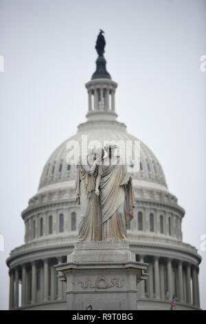 Washington, USA. 28 Dec, 2018. Photos prises le 28 décembre 2018 présente le Capitole à Washington, DC, aux Etats-Unis. Le Sénat américain s'est réuni brièvement jeudi après-midi avant de lever jusqu'à la semaine prochaine, sans aucun signe d'un accord pour mettre fin à l'impasse budgétaire qui s'est arrêté un quart de la part du gouvernement fédéral. La Chambre haute se réunira le lundi 31 décembre, pour une seule session pro forma, puis revenir à la Capitol Hill pour renouveler les délibérations budgétaires, le mercredi 2 janvier. Source : Xinhua/Alamy Live News Banque D'Images