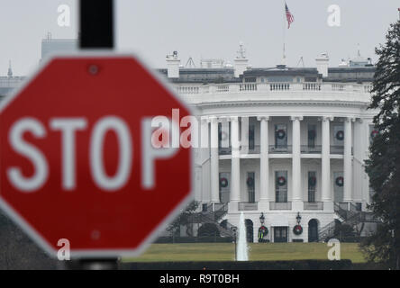 Washington, USA. 28 Dec, 2018. Photos prises le 28 décembre 2018 montre la Maison Blanche et d'un panneau d'arrêt à Washington, DC, aux Etats-Unis. Le Sénat américain s'est réuni brièvement jeudi après-midi avant de lever jusqu'à la semaine prochaine, sans aucun signe d'un accord pour mettre fin à l'impasse budgétaire qui s'est arrêté un quart de la part du gouvernement fédéral. La Chambre haute se réunira le lundi 31 décembre, pour une seule session pro forma, puis revenir à la Capitol Hill pour renouveler les délibérations budgétaires le mercredi, Janvier (Crédit : Ha Nhi Xinhua/Alamy Live News Banque D'Images