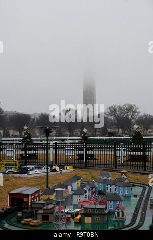 Washington, USA. 28 Dec, 2018. Photos prises le 28 décembre 2018 montre le Washington Monument dans la pluie et le brouillard à Washington, DC, aux Etats-Unis. Le Sénat américain s'est réuni brièvement jeudi après-midi avant de lever jusqu'à la semaine prochaine, sans aucun signe d'un accord pour mettre fin à l'impasse budgétaire qui s'est arrêté un quart de la part du gouvernement fédéral. La Chambre haute se réunira le lundi 31 décembre, pour une seule session pro forma, puis revenir à la Capitol Hill pour renouveler les délibérations budgétaires, le mercredi 2 janvier. Source : Xinhua/Alamy Live News Banque D'Images