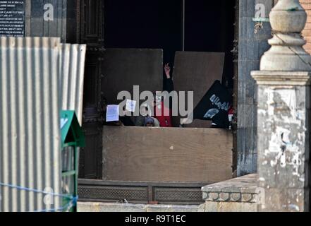 Les manifestants du cachemire vu crier des slogans pro- la liberté à l'intérieur de l'historique Grand Mosquée ou Mosquée Jamia lors d'affrontements dans la région de Srinagar, Cachemire sous administration indienne. Des affrontements ont éclaté entre manifestants et gouvernement indien du Cachemire pendant les manifestations des forces peu après les prières de la congrégation a pris fin vendredi dans la Grande Mosquée à Srinagar. Banque D'Images