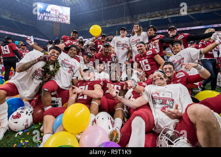 San Antonio, TX, USA. 28 Dec, 2018. La Washington State Cougars posent avec le trophée après l'Alamo Bowl NCAA football match entre l'Iowa State cyclones et les Cougars de l'État de Washington à l'Alamodome de San Antonio, TX. L'État de Washington a gagné le match 28 à 26.Trask Smith/CSM/Alamy Live News Crédit : Cal Sport Media/Alamy Live News Banque D'Images