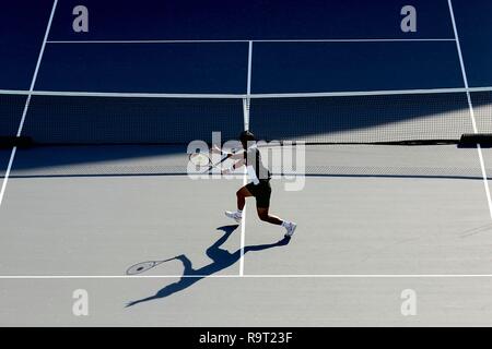 (181229) -- BEIJING, le 29 décembre 2018 (Xinhua) -- Ho Chung de Corée du Sud revient à Dominic Thiem d'Autriche au cours de la 2018 Mubadala World Tennis Championship à Abu Dhabi, Emirats arabes unis (EAU), le 28 décembre 2018. Ho Chung a gagné 2-0. (Xinhua/Mahmoud Khaled) PHOTOS DE LA JOURNÉE XINHUA Banque D'Images