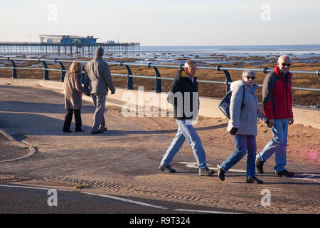 Southport, Merseyside. 29 décembre 2018. Météo Royaume-Uni. Après-midi ensoleillé au complexe, les résidents âgés de la région peuvent faire un léger exercice de marche sur la promenade du bord de mer du nord-ouest. Crédit : MediaWorldImages/AlamyLiveNews. Banque D'Images