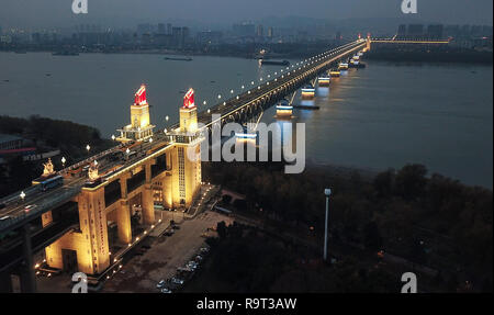 Beijing, Chine. Le 24 décembre, 2018. Photo aérienne prise le 24 décembre 2018 montre le pont de la rivière Yangtze de Nanjing à Nanjing, capitale de la province de Jiangsu, Chine orientale. Crédit : Li Bo/Xinhua/Alamy Live News Banque D'Images