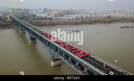 Beijing, Chine, province de Jiangsu. Le 24 décembre, 2018. Forme des citoyens un modèle à lire '1968-2018' sur le pont de la rivière Yangtze Shanghai rénové à Nanjing, Jiangsu Province de Chine orientale, le 24 décembre 2018. Crédit : Li Bo/Xinhua/Alamy Live News Banque D'Images