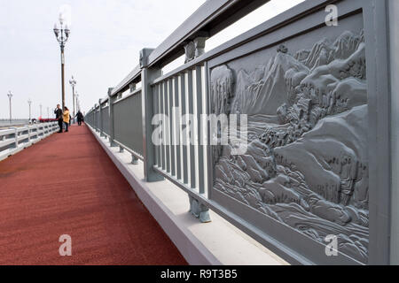 Beijing, Chine. Le 24 décembre, 2018. Photos prises le 24 décembre 2018 montre la décoration de secours sur le pont de la rivière Yangtze de Nanjing à Nanjing, capitale de la province de Jiangsu, Chine orientale. Crédit : Li Bo/Xinhua/Alamy Live News Banque D'Images